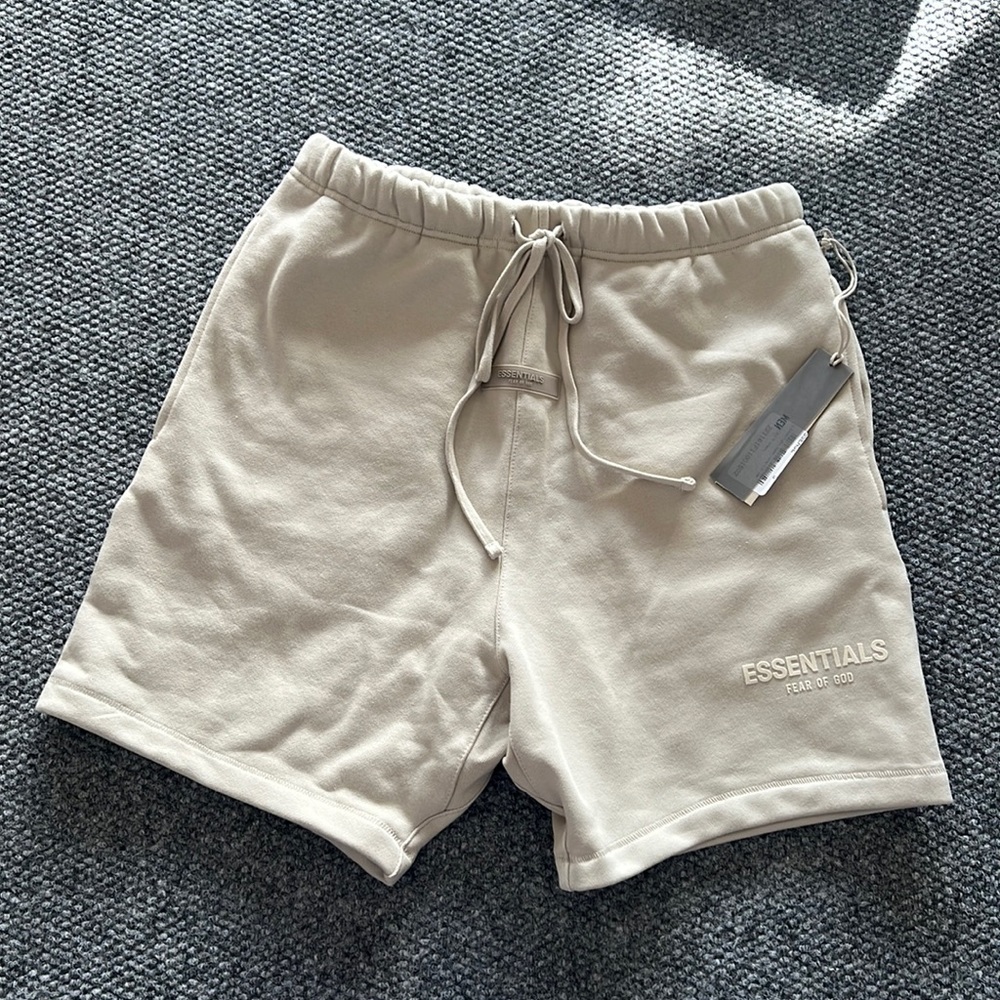 ESSENTIALS fleece shorts in wheat